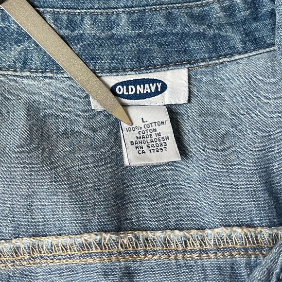 Old Navy Fitted Snap Front Chambray Shirt - Picture 5 of 5